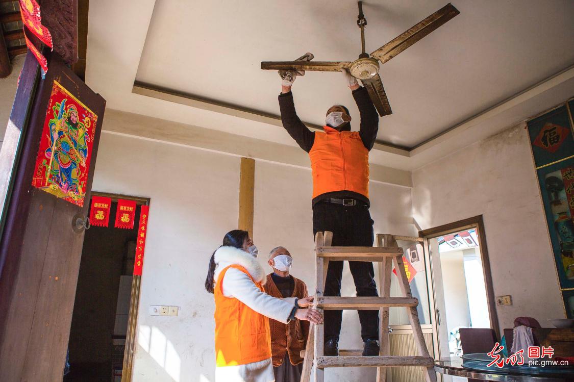 雷锋精神在疫情防控中闪烁,弘扬雷锋精神疫情防控主题党日