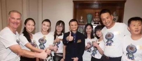 顺丰小哥奖励拿到手软,顺丰奖励小哥完整视频