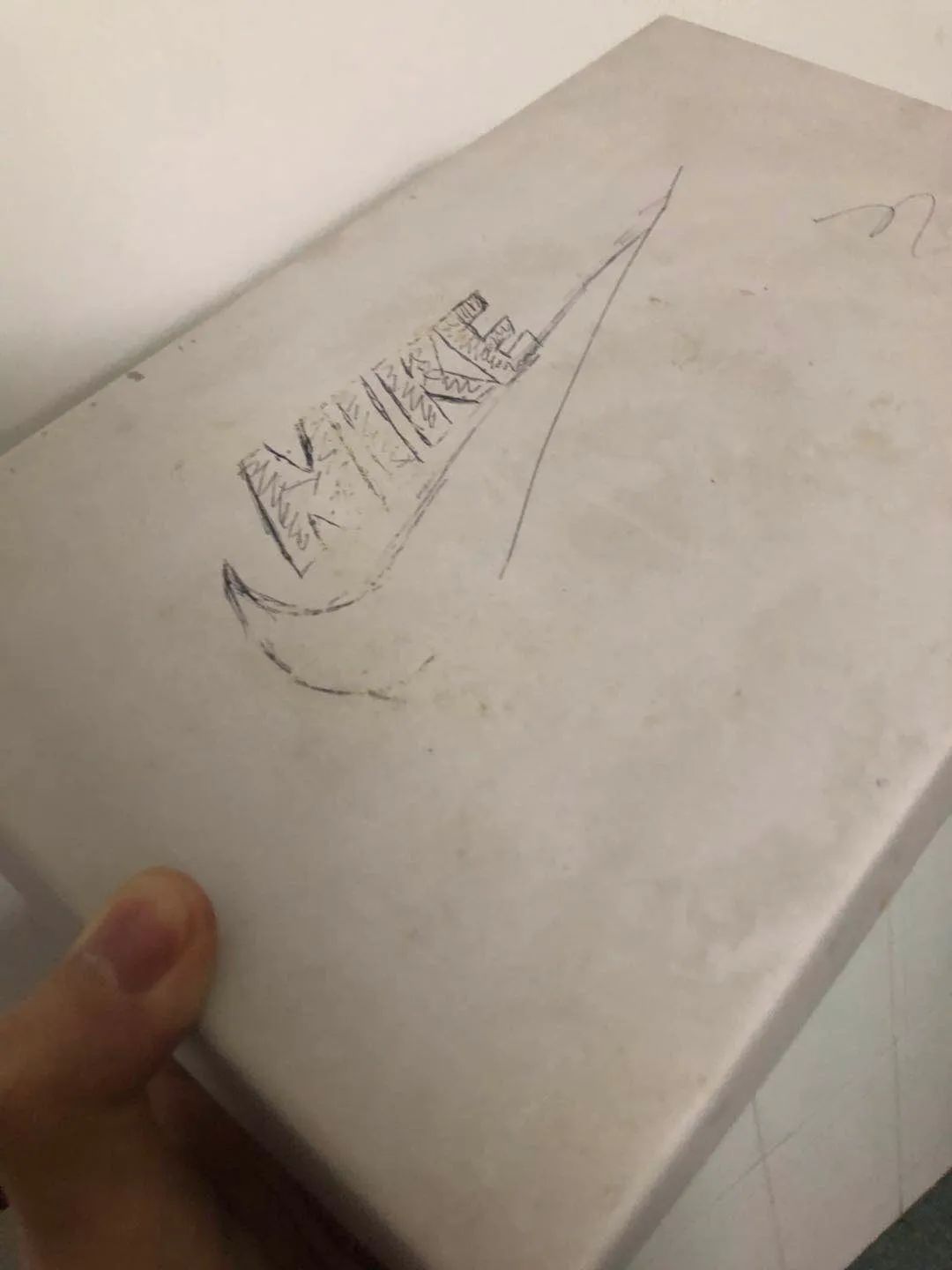 球鞋二次发售鞋盒瑕疵,卖家发来鞋盒轻微破损