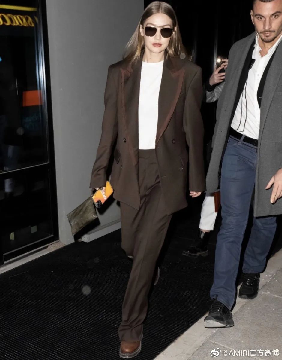 今年的自信就指着领子了