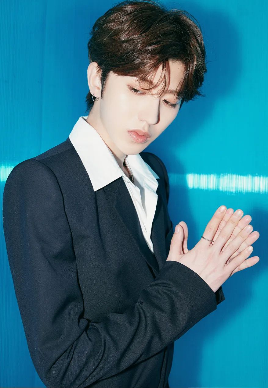 今年的自信就指着领子了