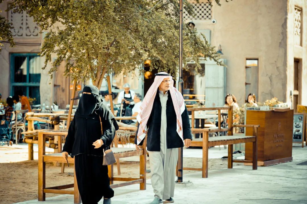 富到流油的阿联酋，穷人比黄金还多