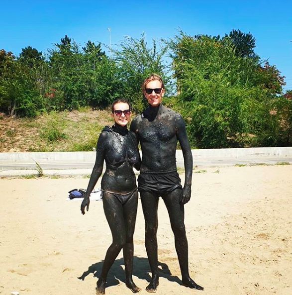 沾走“秽气”！各国花样泥浴泡出心中喜