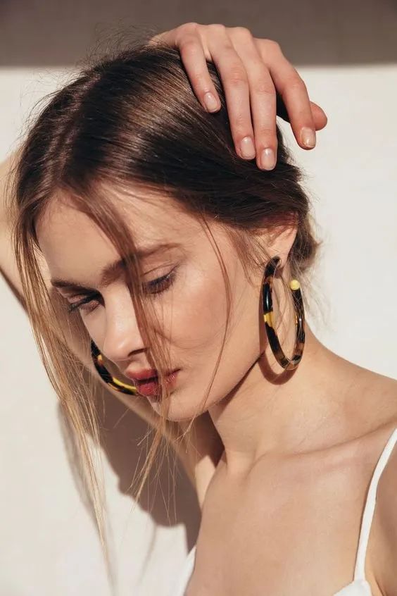 今年一定要给自己买一对红色耳环,耳环买什么材质的好