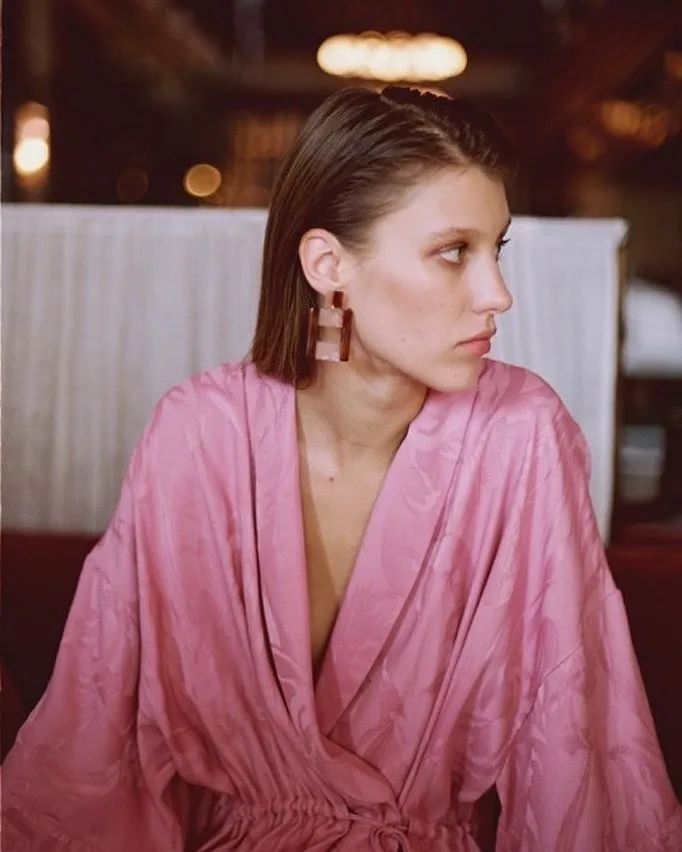 今年一定要给自己买一对红色耳环,耳环买什么材质的好