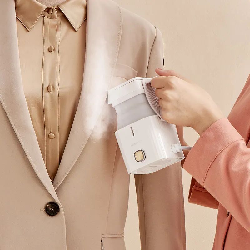 换季衣服皱巴怎么办？可以折叠的手持挂烫机1分钟熨平旧衣，一机两用，连除螨仪都省了