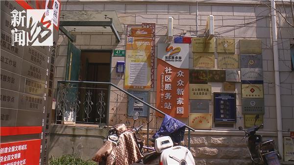 老人对门口吐痰,上海大爷故意对隔壁大门吐痰