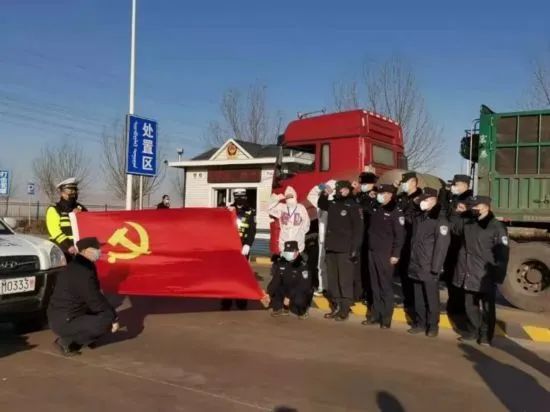 抗疫一线他们含泪坚守,战疫前线他们用身躯筑牢防控防线