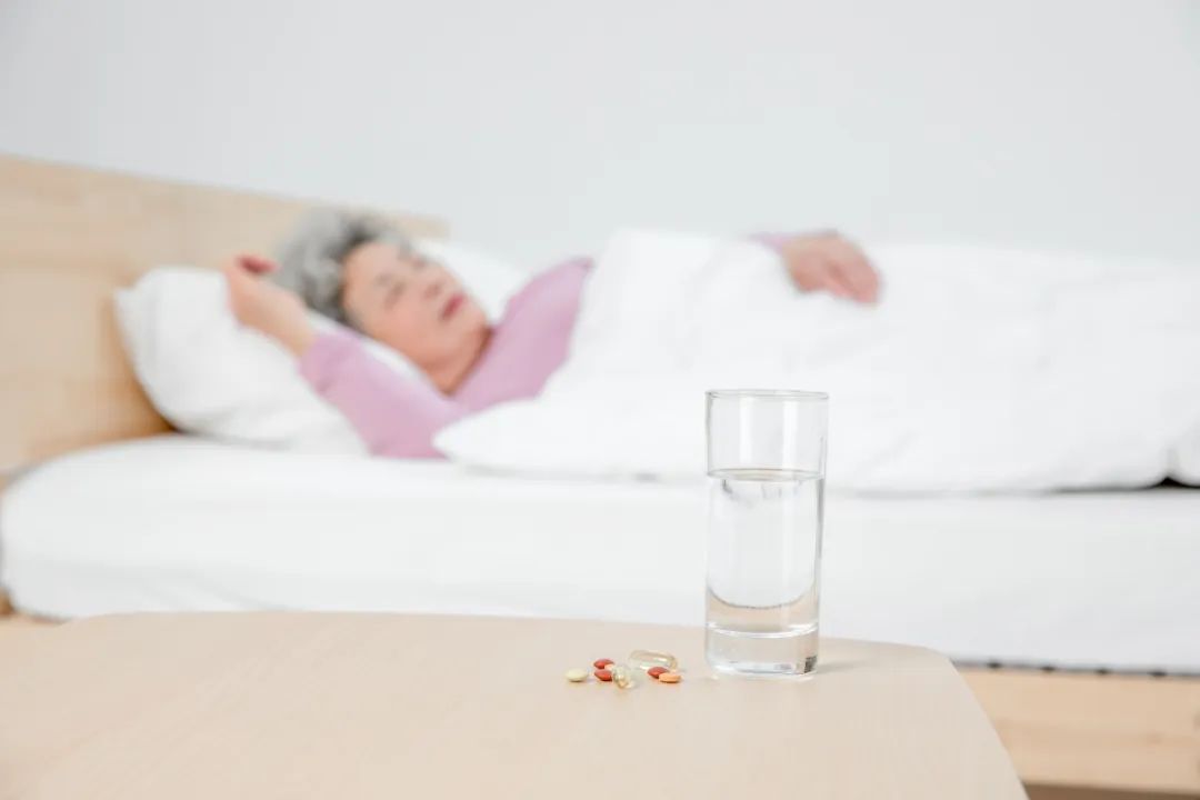 夜间睡觉手心出汗什么原因,夜间睡觉脚出汗是怎么回事