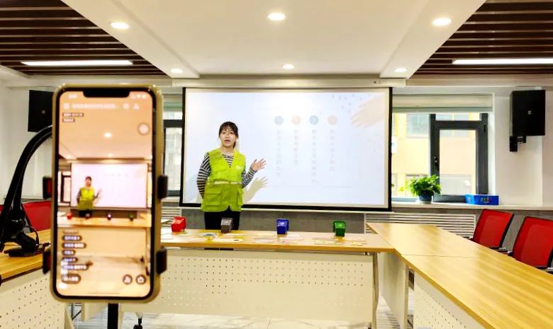 【基层】够新颖！“云学堂”线上直播引领垃圾分类新时尚