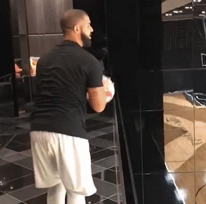 全球“最快”的男人公开1亿豪宅!室内唱跳打篮球,马桶还会唱歌…