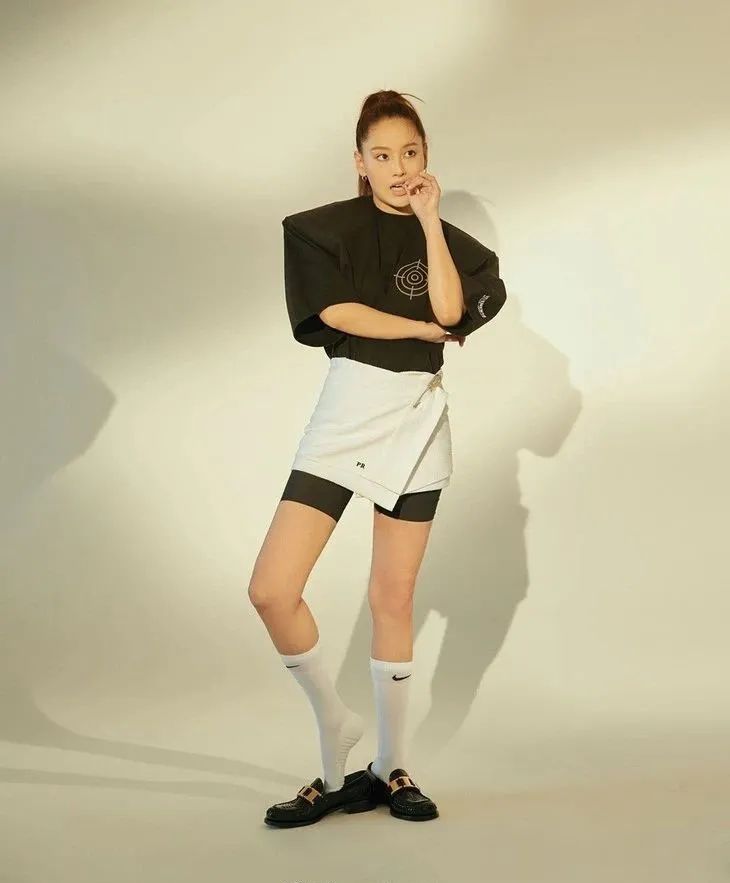 配饰狂|杨幂的终极时髦秘籍，10块钱帮你给腿整容