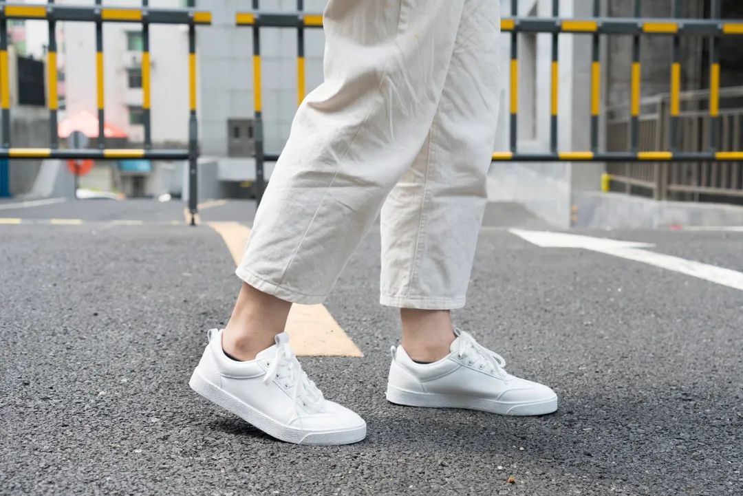 什么牌子小白鞋比较耐穿不累脚呢,小白鞋哪个款好穿舒服耐穿