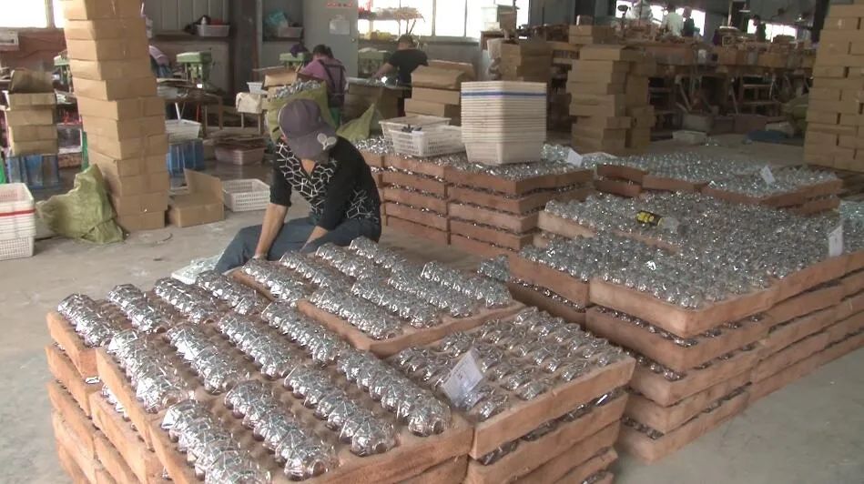 威信顺河村水晶制品厂：提供四百多个岗位助力群众致富增收