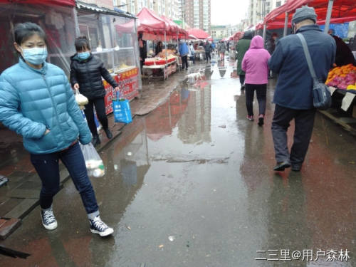 「二三里早八点」把树杈当单杠,德惠公园大爷大妈锻炼方式太奇葩