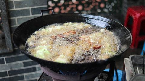 覆盖5个区，这7家“又小又旧”的炸串店，抚慰了不少深夜打工人