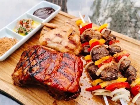 不热不堵人不多，城中开房度假难道不够爽吗？丨寻味