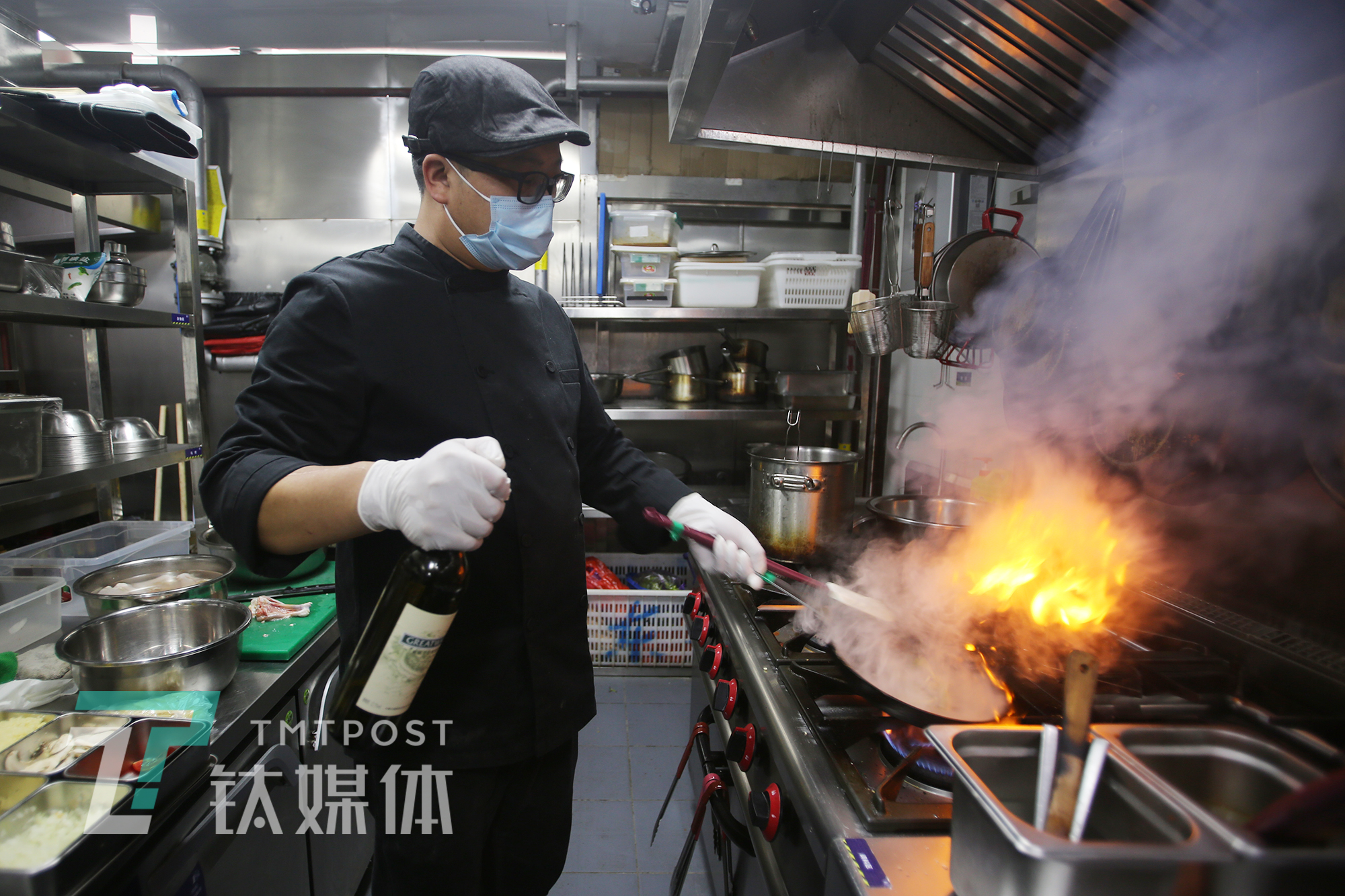 亏150万、倒掉10吨酒后,一家武汉酒馆的自救|钛媒体封面·武汉复苏