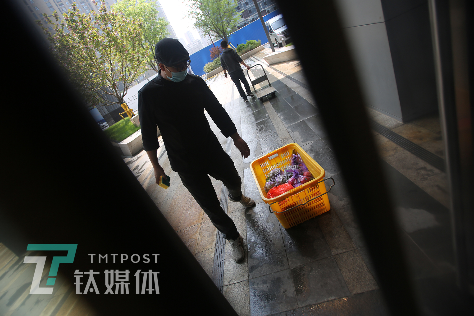 亏150万、倒掉10吨酒后,一家武汉酒馆的自救|钛媒体封面·武汉复苏