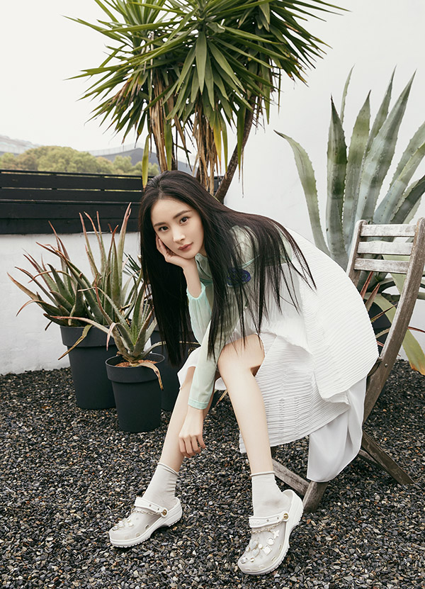 crocs杨幂联名款,杨幂率先演绎crocs新品