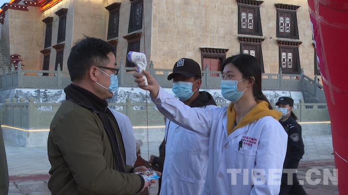 四川甘孜县格萨尔王城迎来疫情后首批自驾游游客