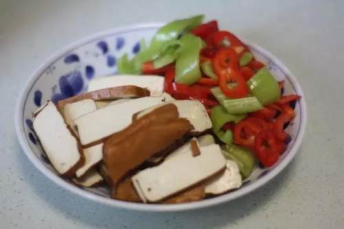 豆瓣酱豆干的做法,肉丁豆干炒酱家常做法