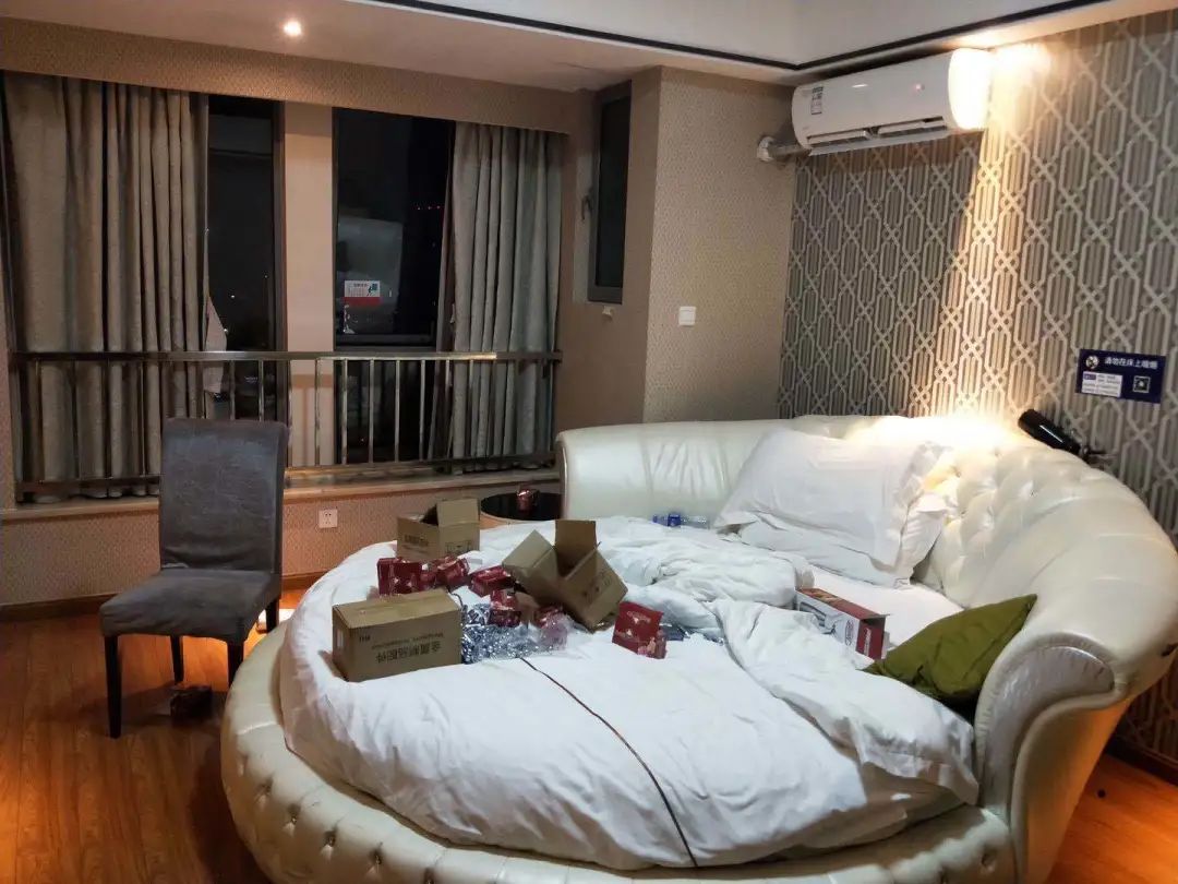 6人在宾馆吸毒被抓,两次误入女澡堂被公安机关抓获