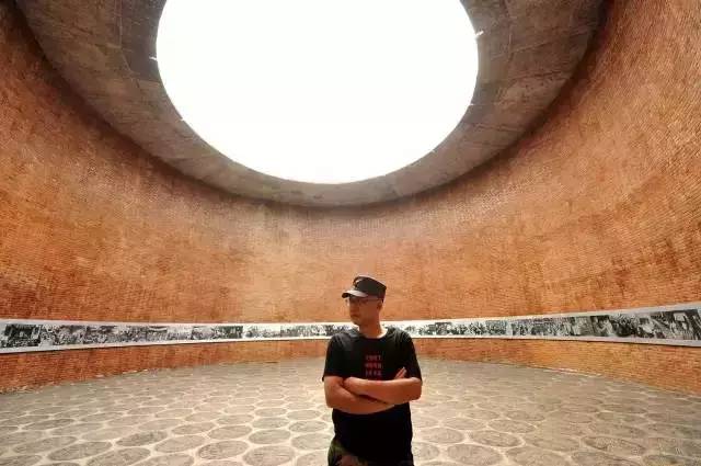 他曾位列中国富豪榜，如今却倾家荡产甘愿为“奴”……