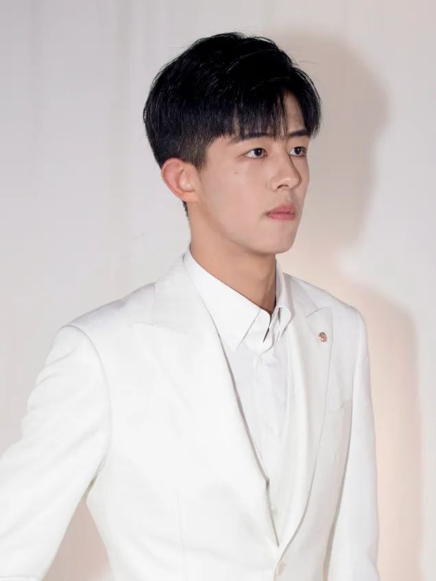 尼龙校草｜你的夏日运动场，就差这位复旦排球队帅哥朱启航了