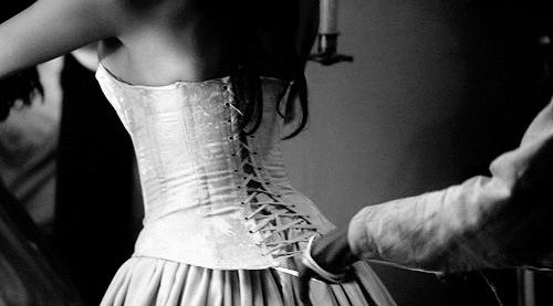 戴束腰内脏下垂,盆底肌漏尿穿收腹束腰能修复吗