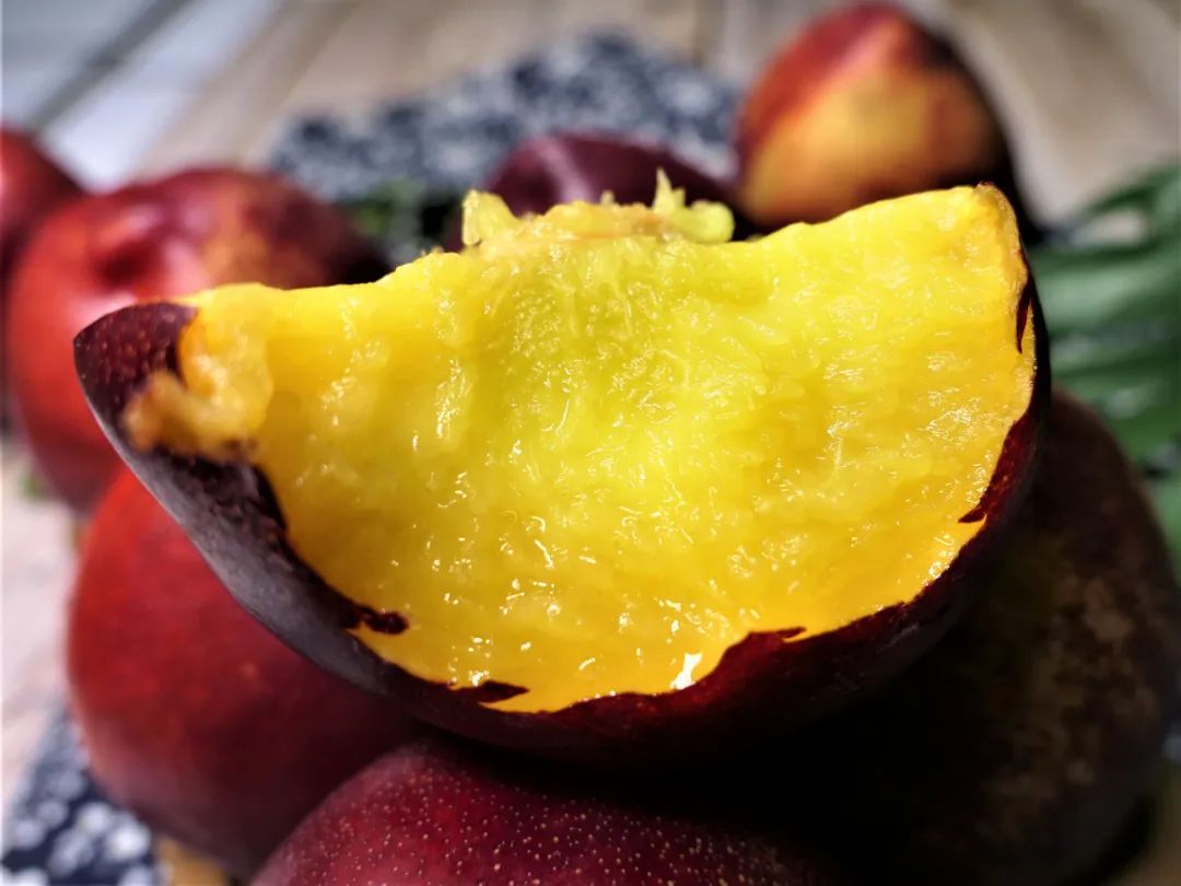 油桃汁水,黄心油桃5斤应季大桃子