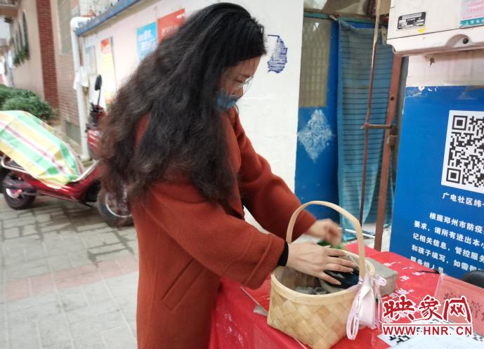 喜鹊巢中坠落怎么救,救助受伤的小喜鹊