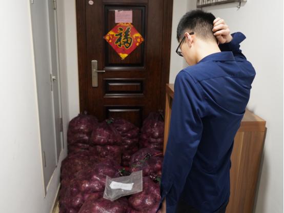 女子给前男友寄洋葱哭了,女孩送前男友三顿洋葱