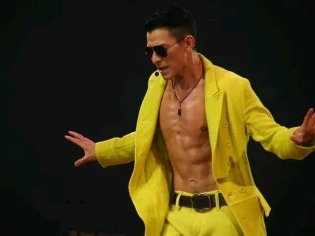 刘德华59岁身材,60岁刘德华笔挺的身材