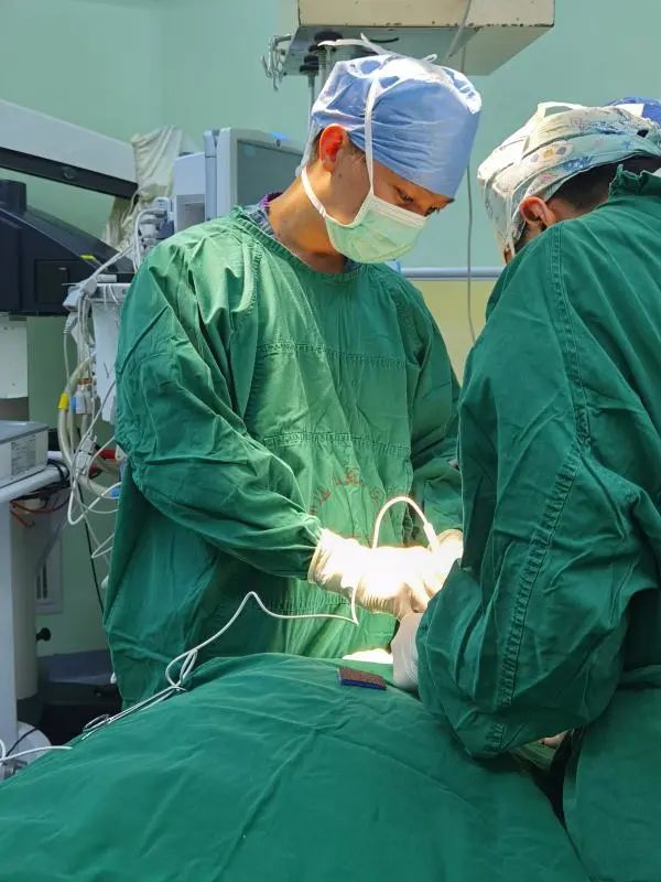 五旬阿姨舌头肿胀怀疑患癌，一查想不到“元凶”竟是……