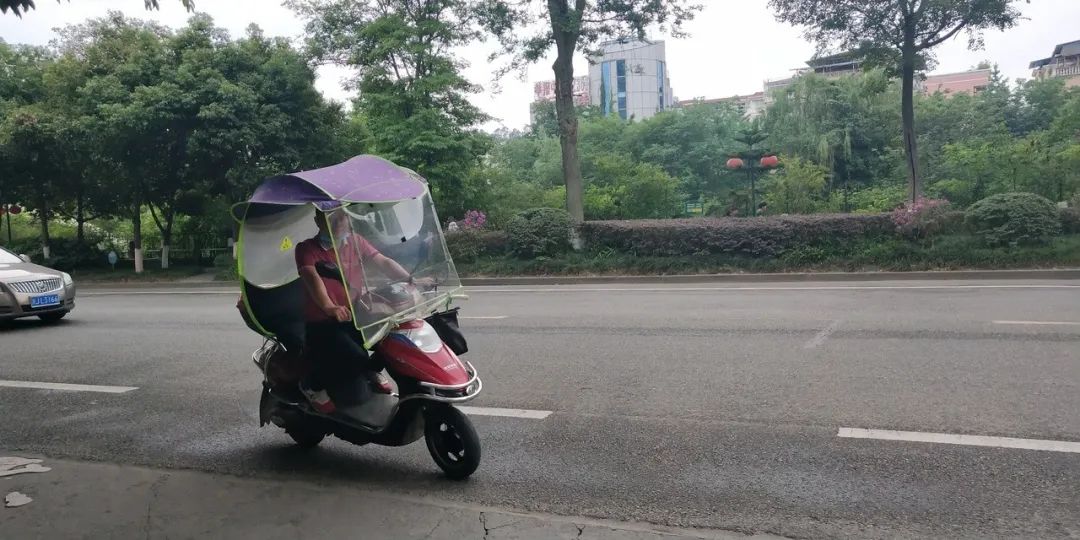 交警驾乘摩托车佩戴安全头盔,驾驶轻便摩托车没戴头盔怎么处罚