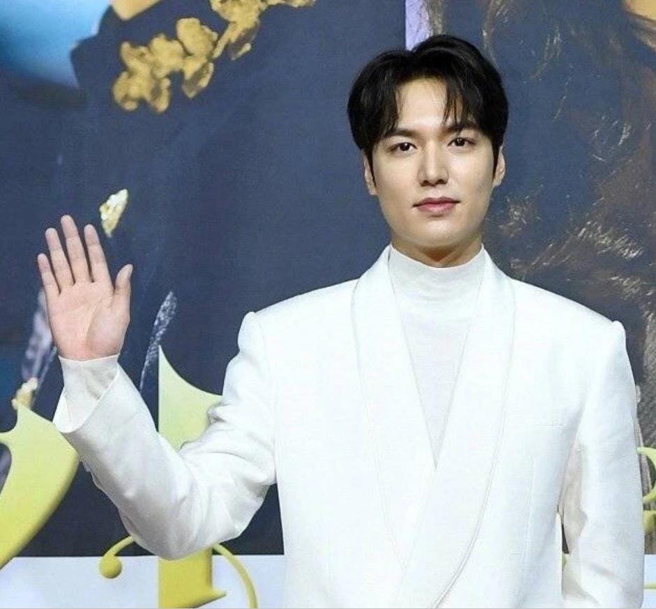 曾因长相被骂到注销账号，这位韩国单眼皮女孩颠覆了我们的审美....