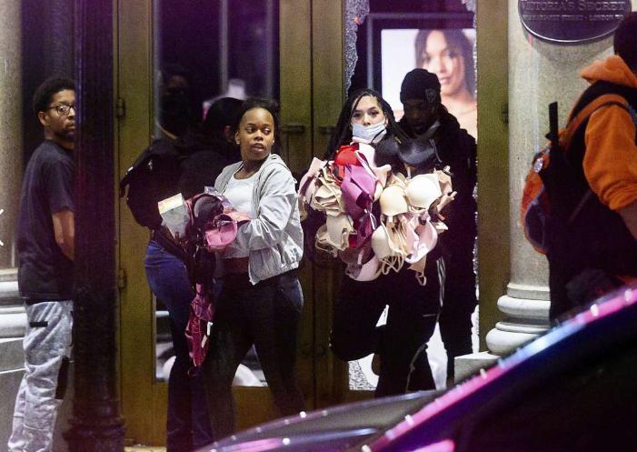 朋友圈画风突变！“黑人朋友”代购乱入？摆地摊卖LV、GUGGI？