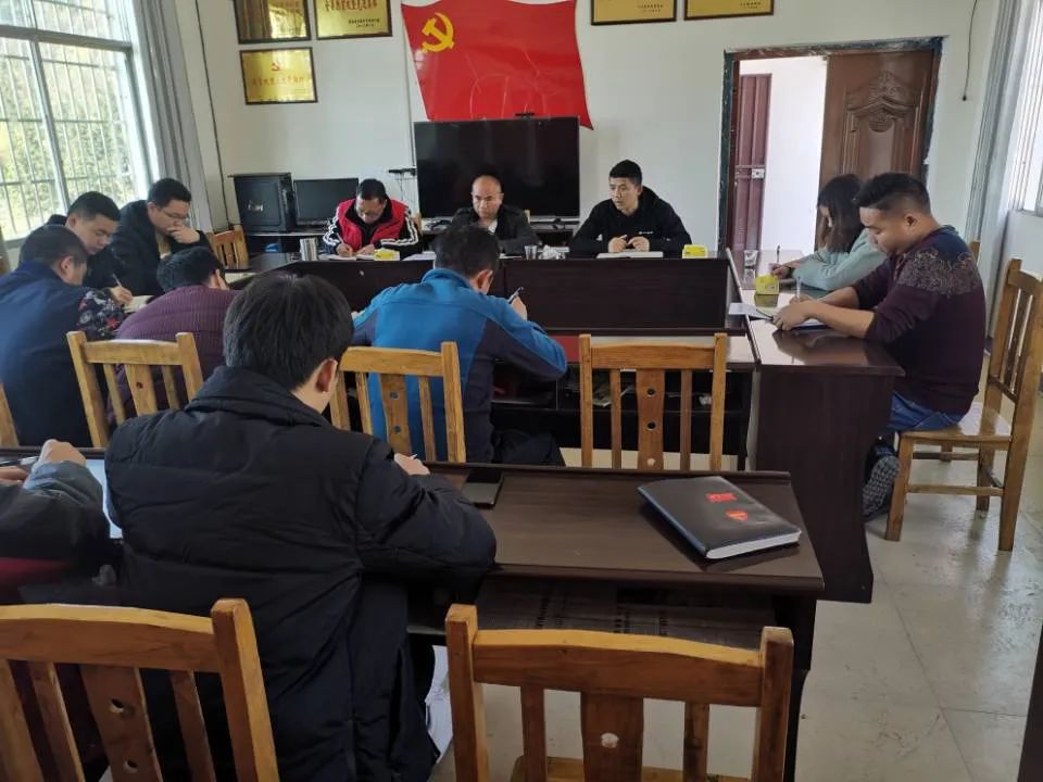 茂兰有个姚站长，脱贫群众说：我要给他鼓个掌