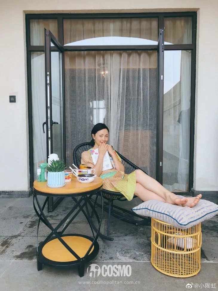 杨采钰度假拎的独家小众包,我可以