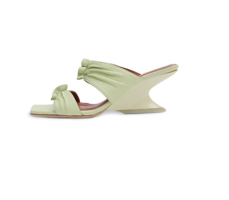 杨采钰度假拎的独家小众包,我可以