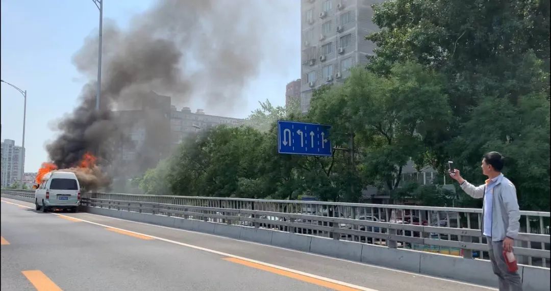 一辆轿车突然燃起熊熊大火,金杯车起火原因