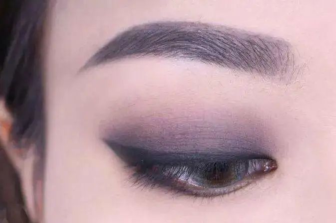 开完双眼皮为什么要往上看,开过的双眼皮可以再埋线吗