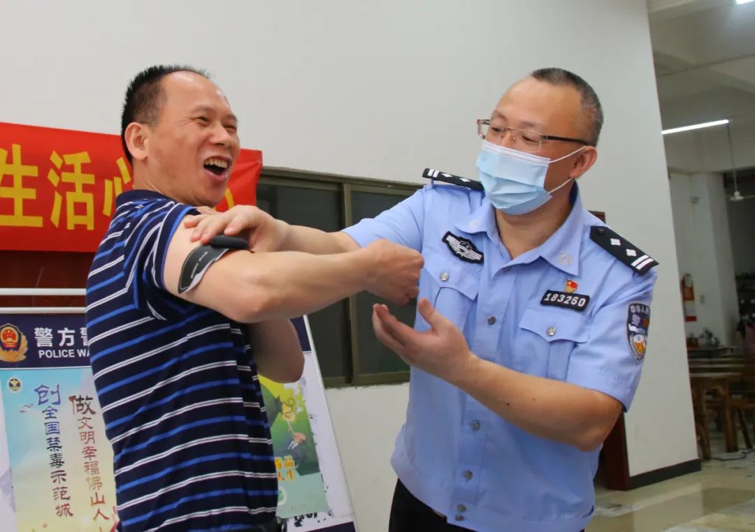 警察突访工厂食堂加油,警察突访食堂给员工加了一道硬菜