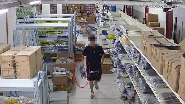 小伙给美女买lv包,男孩为了给女友买lv包远走他乡