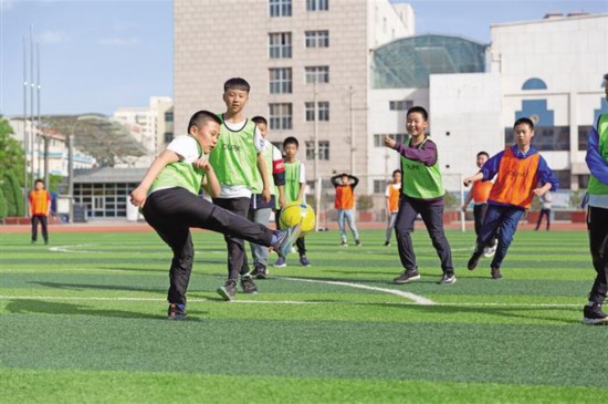 陕北一个县培养了200多足球苗子