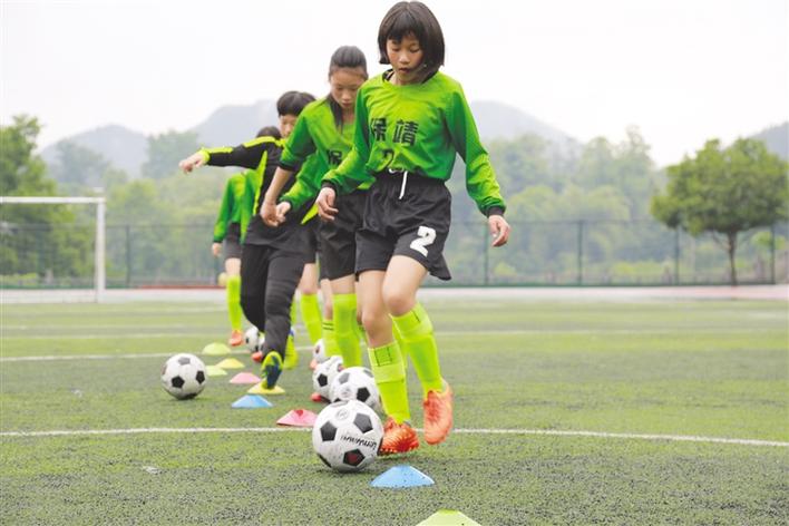 小镇教师和他的女子足球队