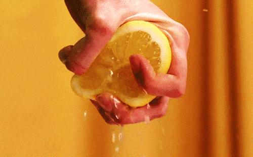 热水壶里的水渍怎么清理,热水壶有水垢可以喝么