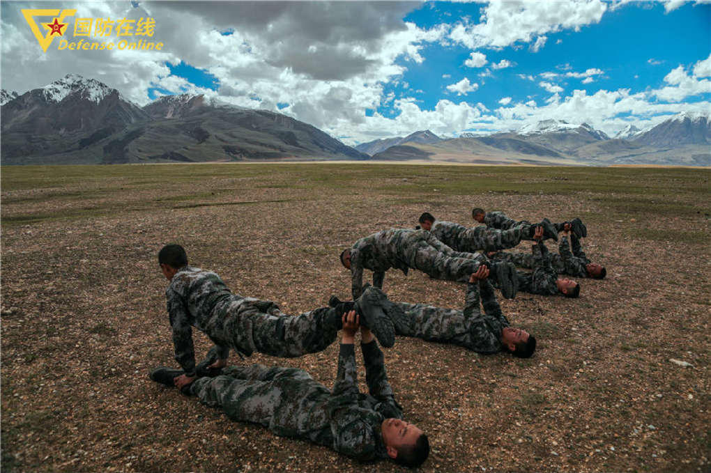 雨水裹着汗水海拔越*官高**兵的体能训练就越嗨