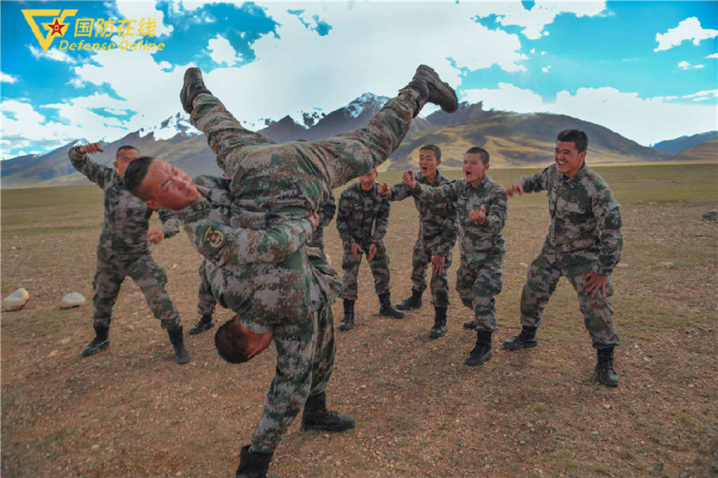 雨水裹着汗水海拔越*官高**兵的体能训练就越嗨